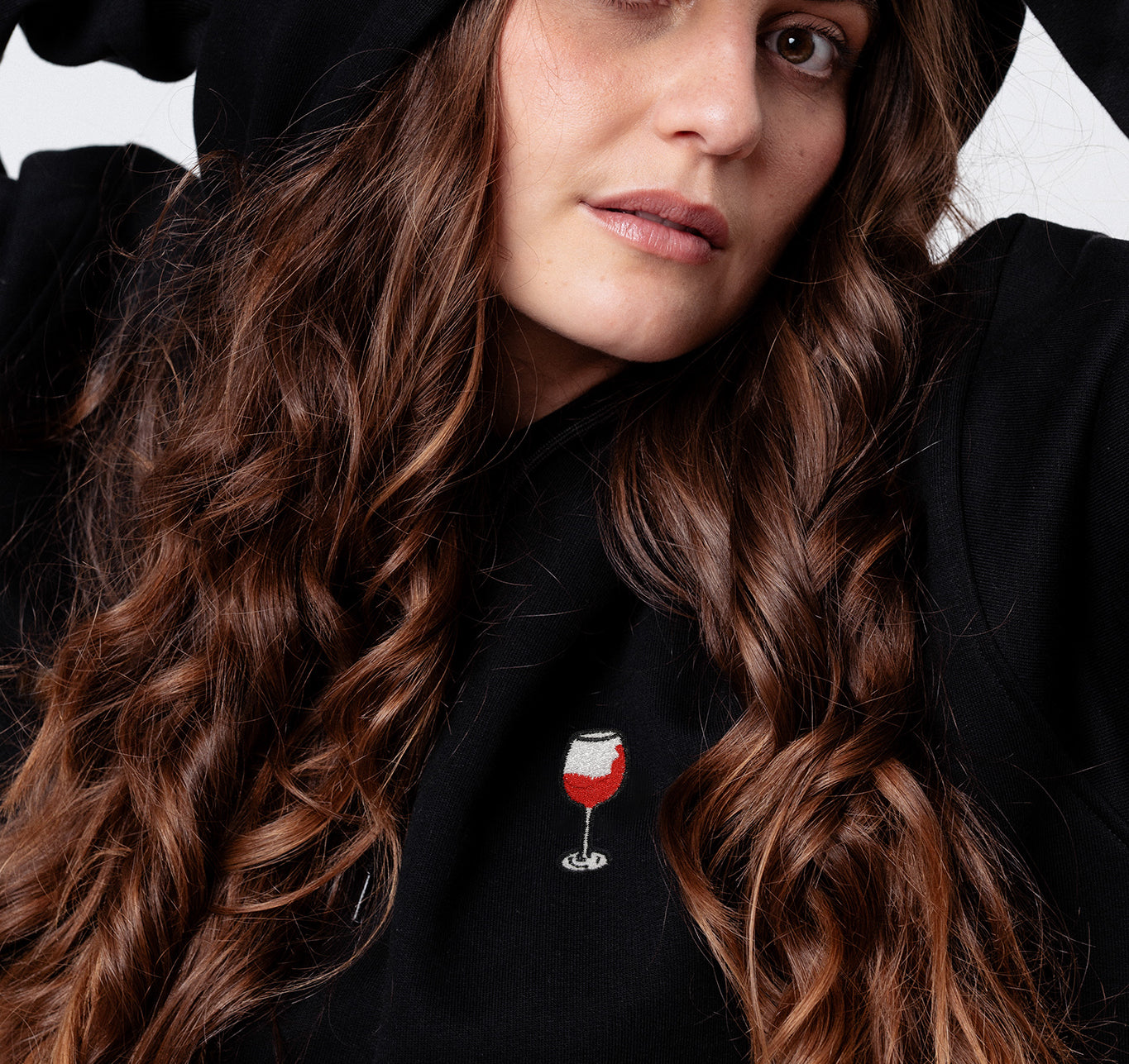 Glaserl Rotwein | Bestickter Bio-Baumwoll Unisex Hoodie