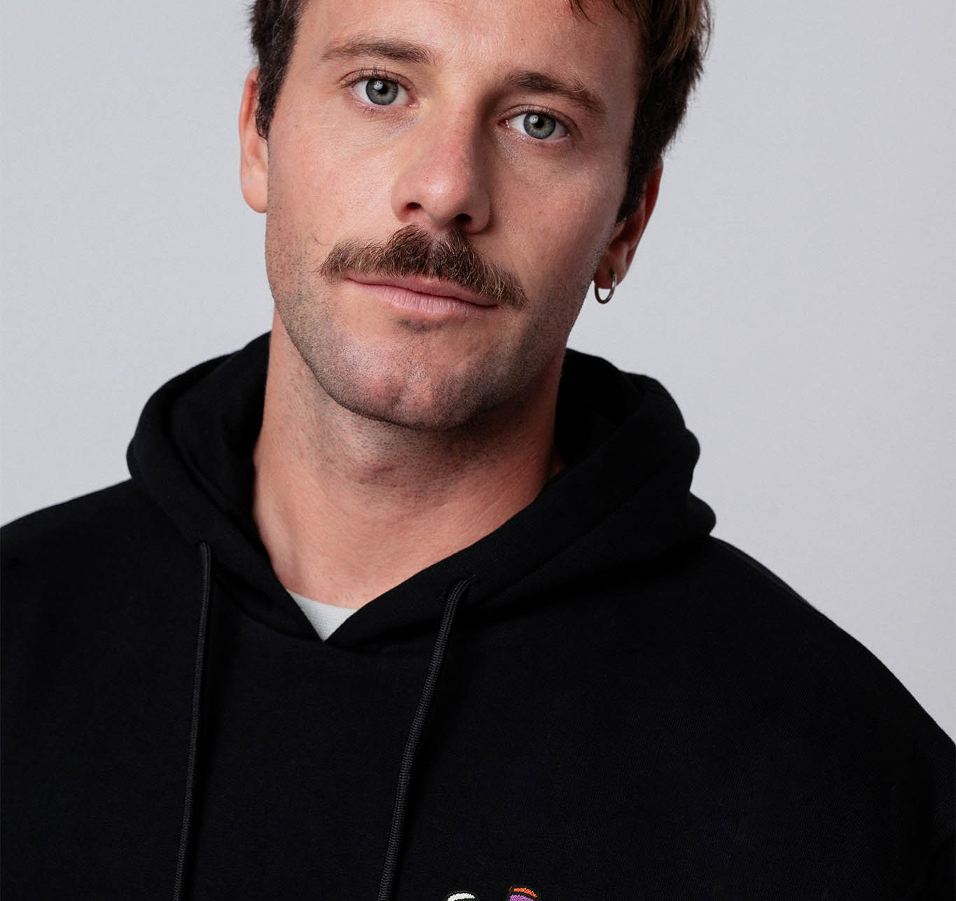 Kleiner Klopfer | Bestickter Bio-Baumwoll Unisex Hoodie