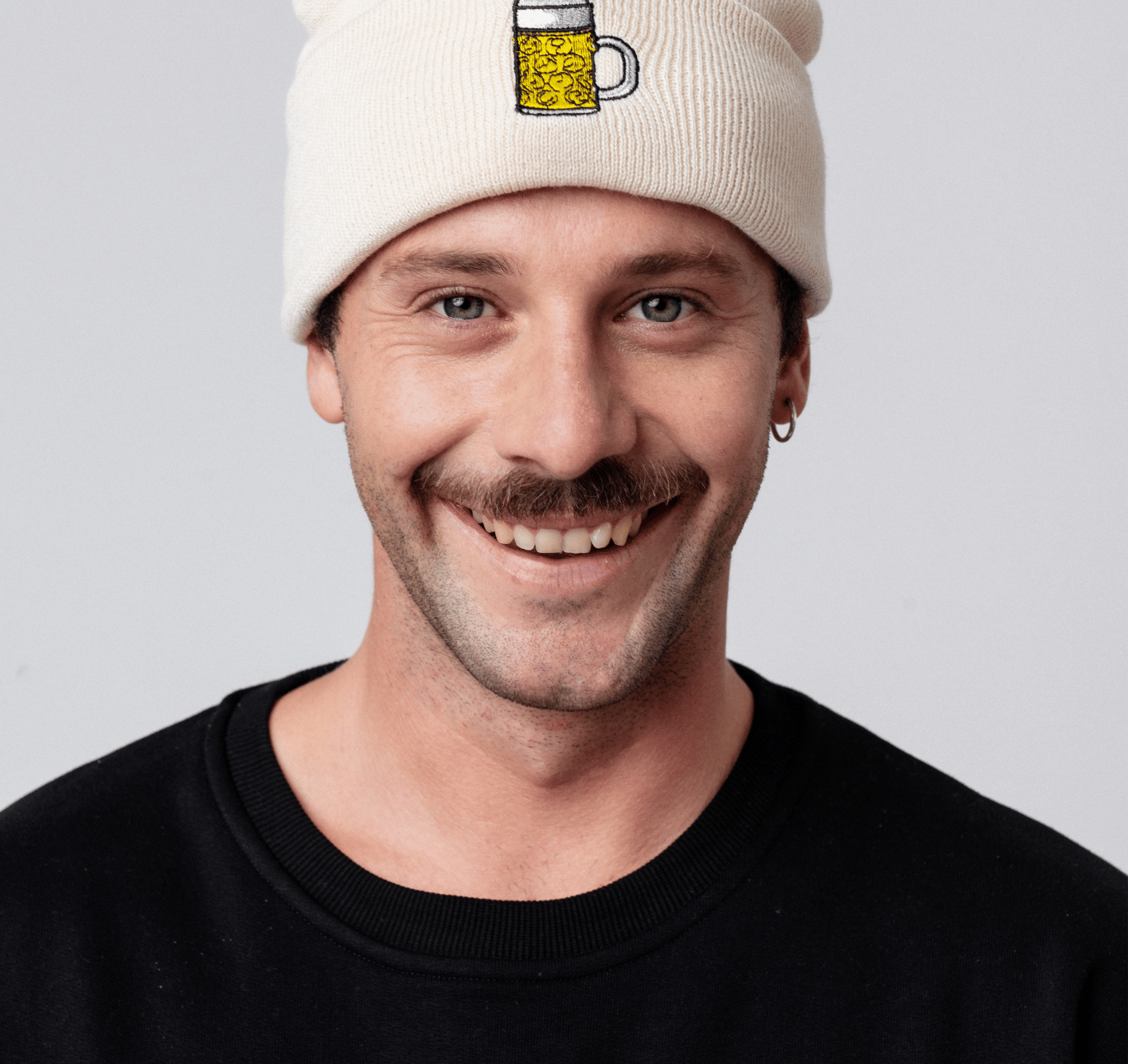 Berretto in cotone organico ricamato