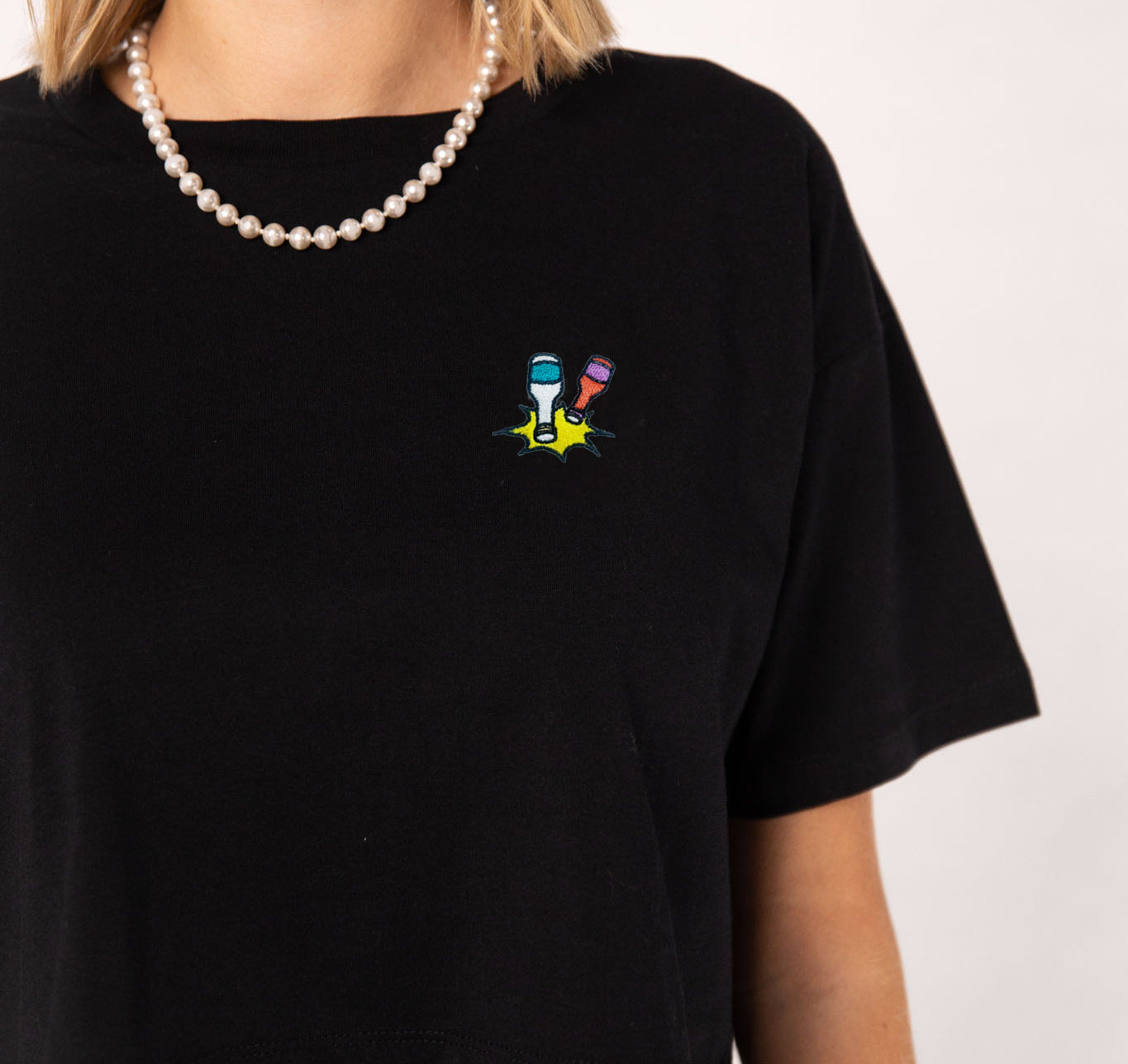 Kleiner Klopfer | Besticktes Bio Baumwoll Cropped T-Shirt