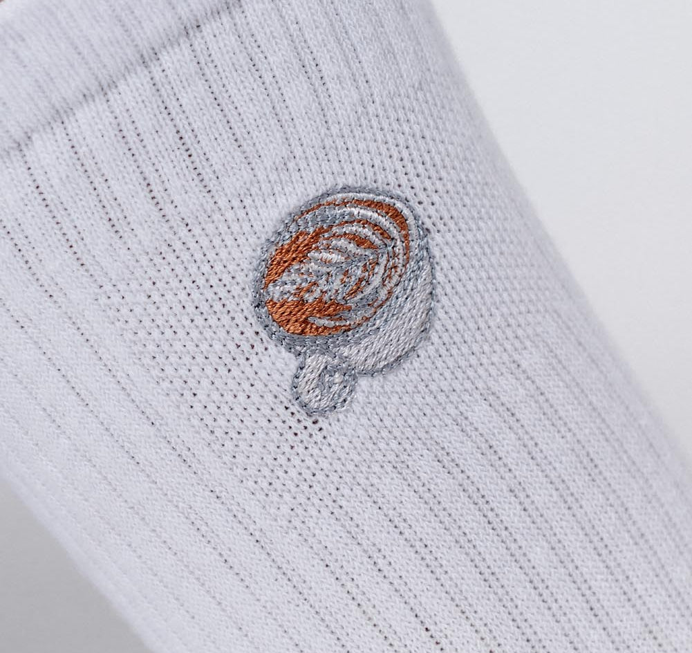 Flat White | Calzini ricamati in cotone biologico