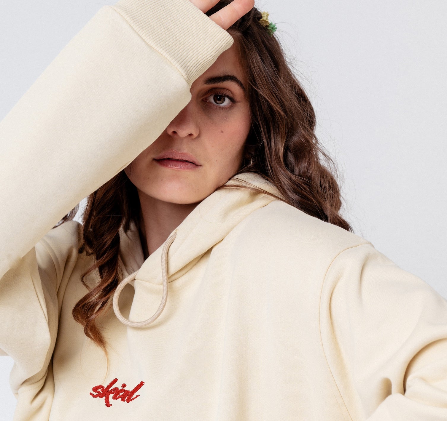 Felpa con cappuccio da donna in cotone organico ricamata Cheers Collection
