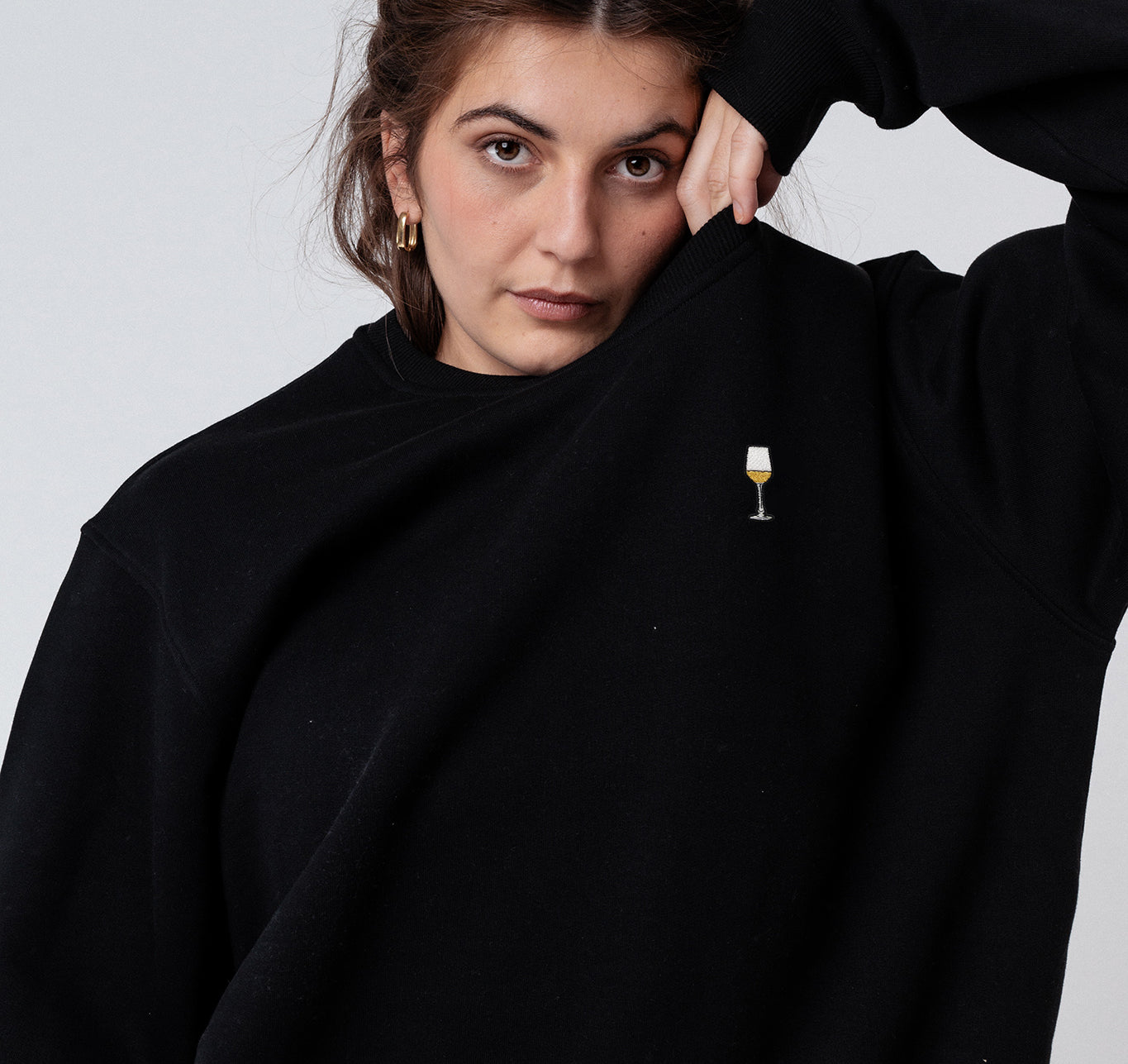 Maglione da donna in cotone biologico ricamato in vino bianco