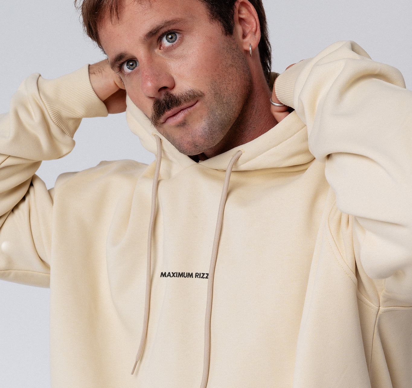 Maximum Rizz | Bestickter Bio-Baumwoll Unisex Hoodie