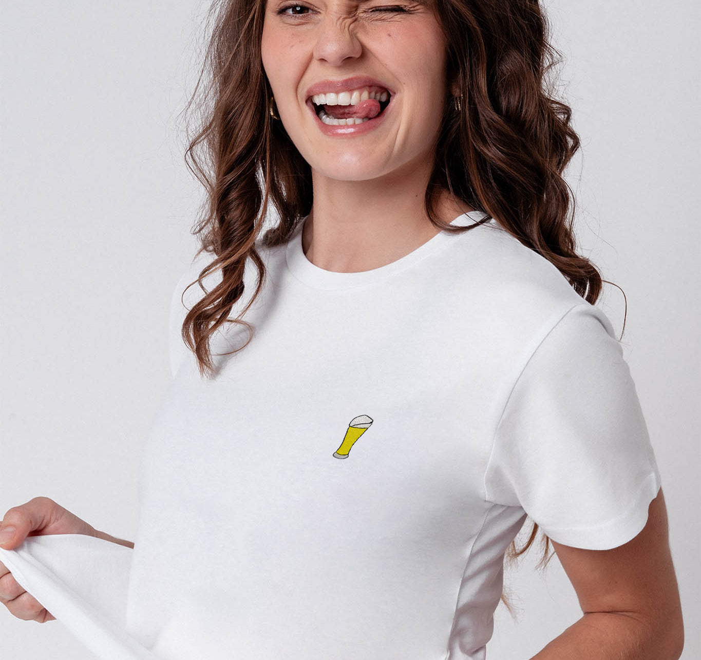 Weißbier | Besticktes Bio Baumwoll Frauen T-Shirt