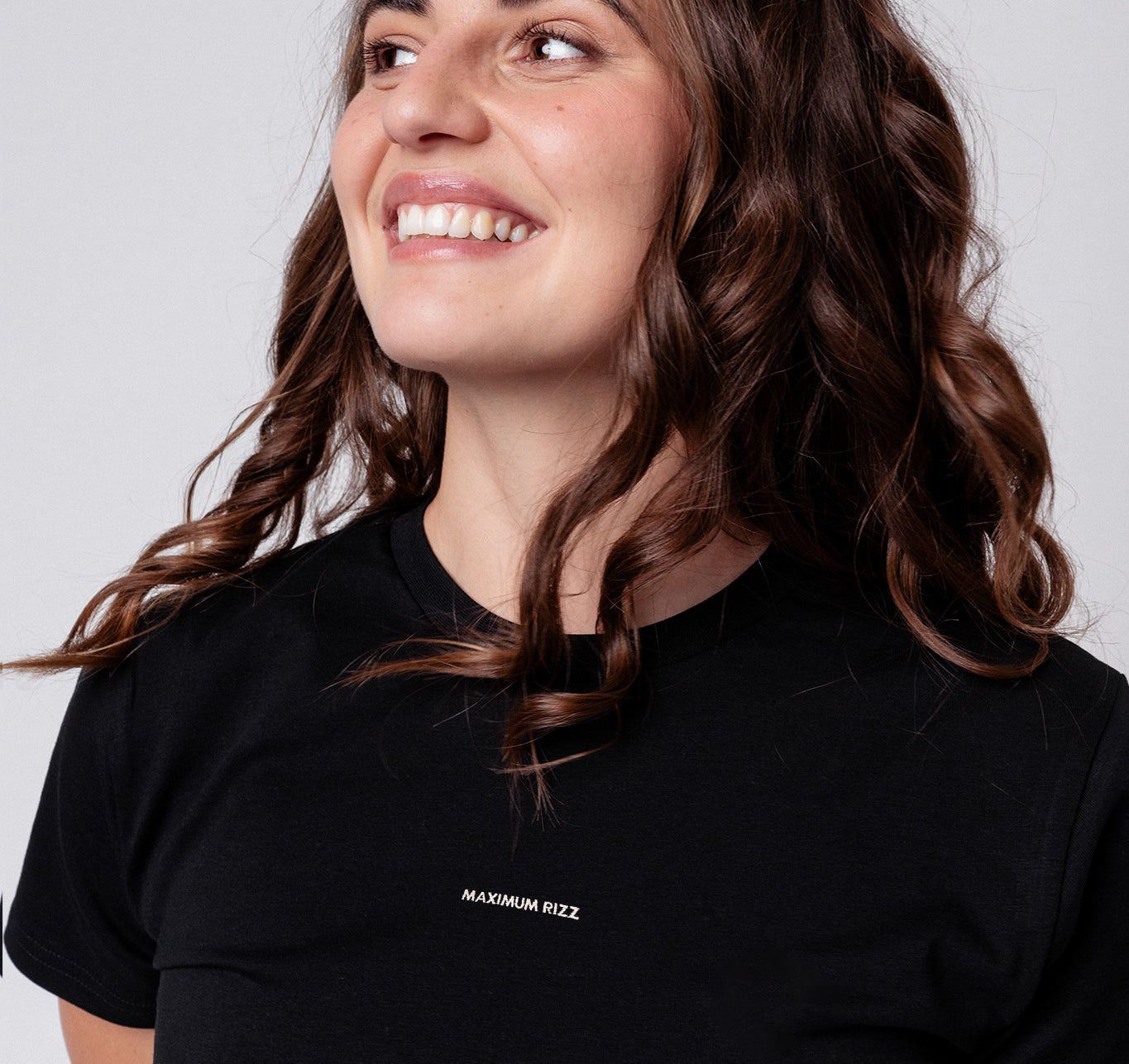 Maximum Rizz | Maglietta ricamata da donna in cotone biologico