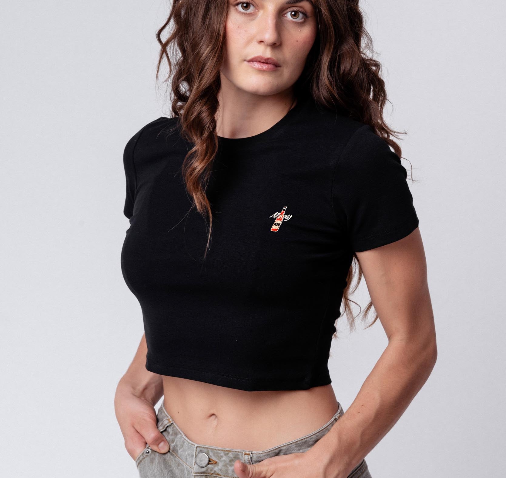 Allday RSÈ | Besticktes Bio Baumwoll Cropped T-Shirt