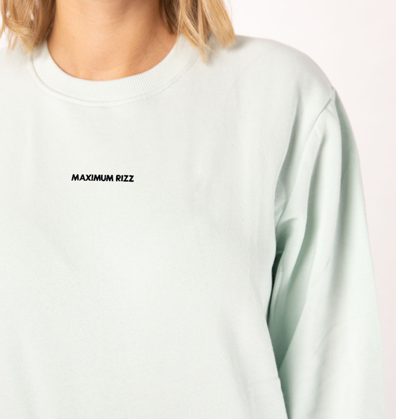 Maximum Rizz | Maglia da donna ricamata in cotone organico