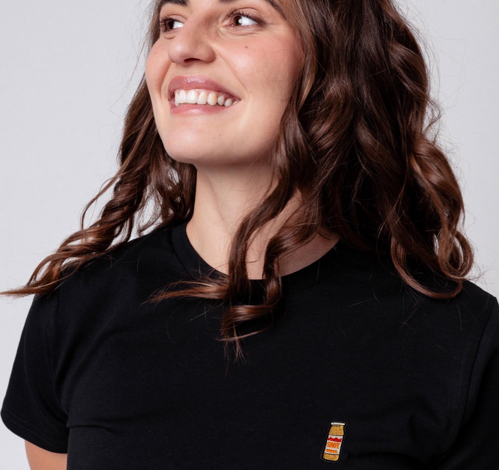 Voelkel Ingwer Shot |  Besticktes Bio Baumwoll Frauen T-Shirt